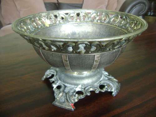 BEUTIFULL DI CAST BOWL IN BRASS FINISH - MADE IN ITALY