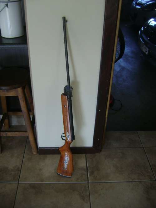 VERY OLD PELLET GUN IN VERY GOOD WORKING CONDITION
