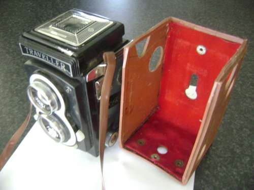OLD REFLEX CAMERA IN LEATHER CARRY BAG - SEE PICTURES