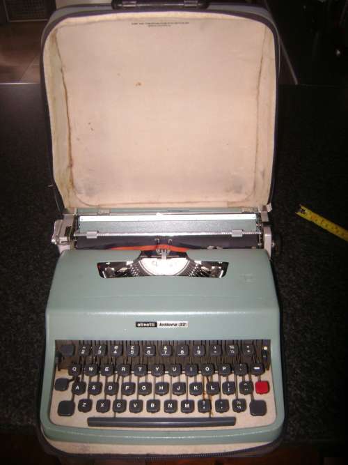 OLD OLIVETTI LETTERA 32 TYPEWRITER IN CARRY CASE