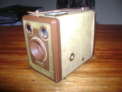OLD BROWNIE CAMERA IN GOOD CONDITION