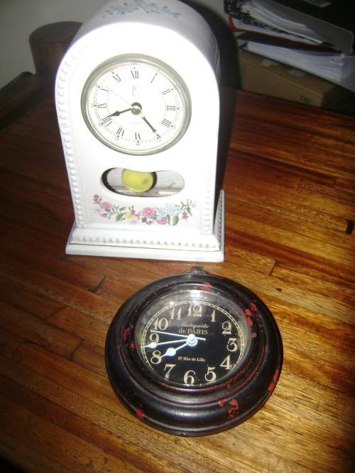 MANTE PIECE CLOCK MADE OF PORCELAIN AND ANTIQUILE DE PARIS WALL HANGER