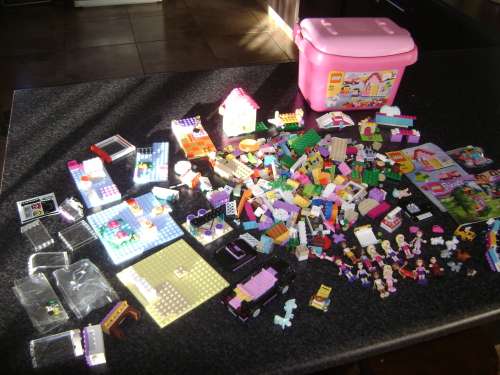 PLUS MINUS 600 PIECES OF LEGO, 14 DOLLS AND 2 BOOKLETS