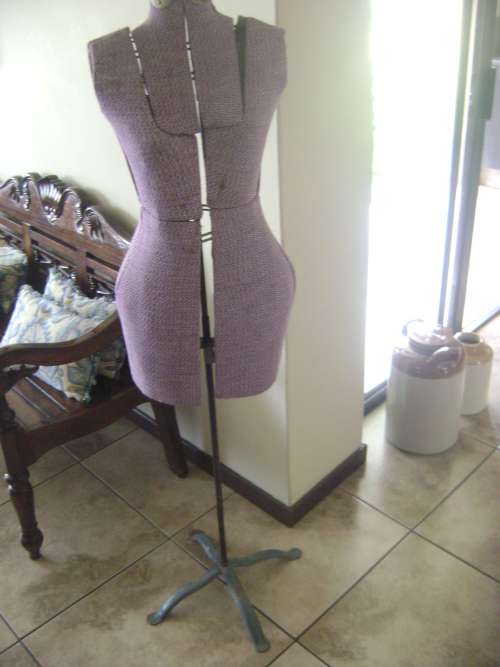OLD DRESS MAKING MANEQUIN ON METAL STAND - IN GOOD CONDITION