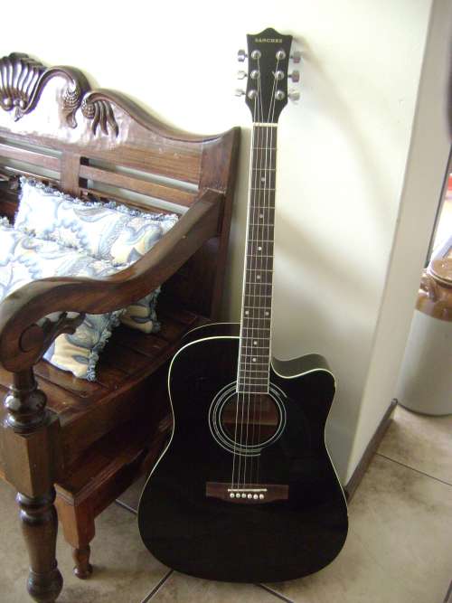 SANCHEZ HAND MADE 6 STRING ACOUSTIC GUITAR I N VERY GOOD CONDITION