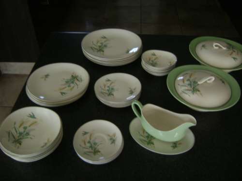 BEAUTIFULL 31 PIECE DINNER SERVICE - JOHNSON BROTHERS - MADE IN ENGLAND