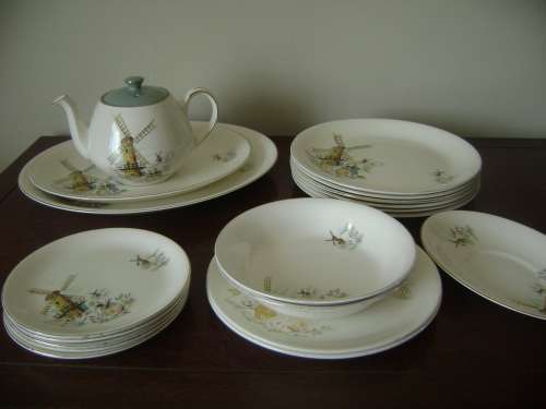 ALFRED MEAKING DINNER SET - MADE IN ENGLAND