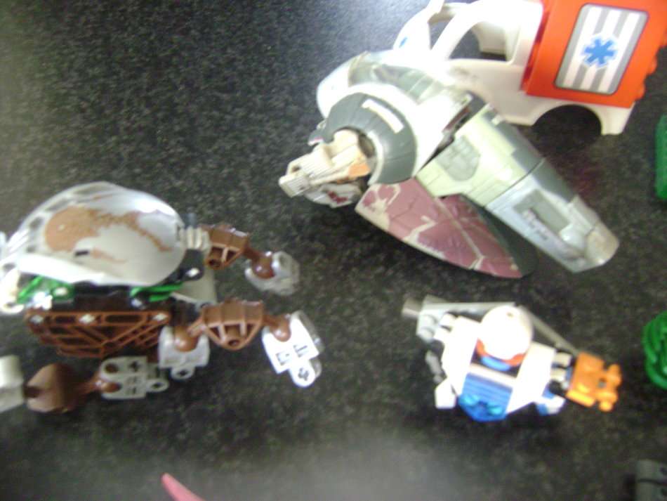 LEGO PIECES AND LITTLE CARS