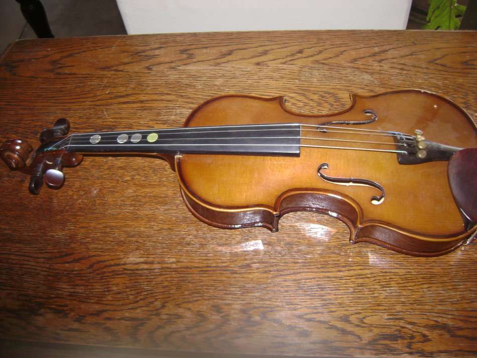 VIOLIN IN CARRY CVASE - STENTER MUSIC CO LTD. - IN GOOD CONDITION