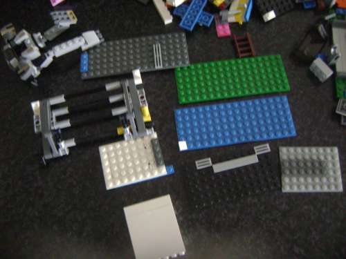 1410 PIECES OF LEGO BLOCKS AND OTHER PIECES