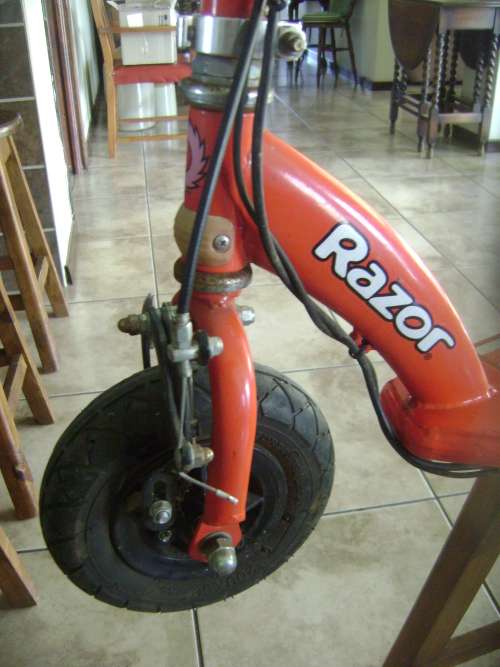 OLD RAZOR BATTERY OPERATED SCOOTER