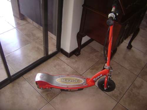 OLD RAZOR BATTERY OPERATED SCOOTER