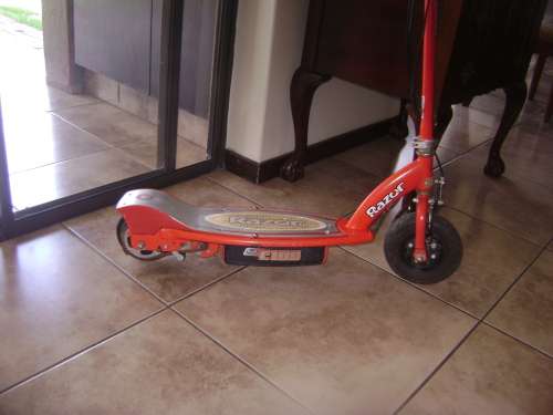 OLD RAZOR BATTERY OPERATED SCOOTER