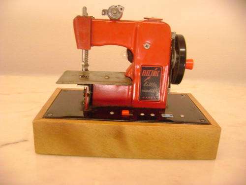 VERY OLD TIN TOY SEWING MACHINE MADE IN JAPAN.