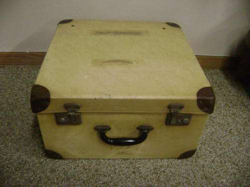 THIS OLD VINTAGE SUITCASE IN GOOD CONDITION WITH CLOTH ON INSIDE.