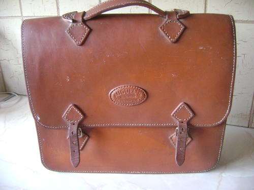 THIS  LEATHER BAG IN VERY GOOD CONDITION
