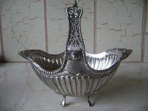 THIS BEAUTIFULL SILVER PLATED BASKET IN VERY GOOD CONDITION