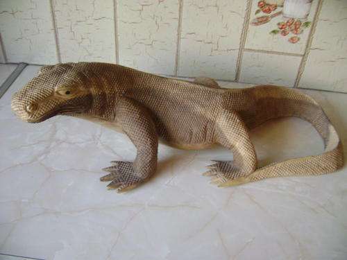 BRAUTIFULLY CARVED LIZARD IN VERY GOOD CONDITION