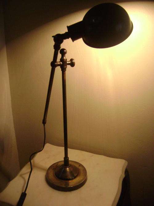 OLD VICTORIAL TABLE LAMP IN VERY GOOD WORKING CONDITION.