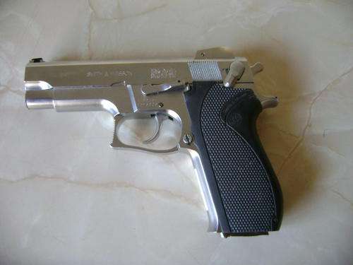 SMITH AND WESSON AIR PISTOL - SHOOTS BBS - AIR 2491/MODEL 5906