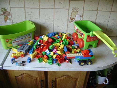 JOB LOT LEGO IN TWO PLASTIC CONTAINERS - 325 PIECES