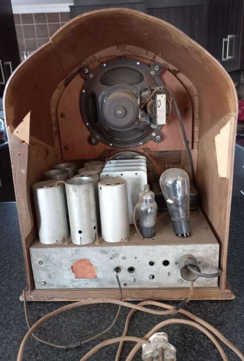 VINTAGE TABLE TOP RADIO