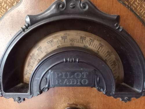 VINTAGE TABLE TOP RADIO