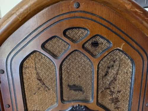 VINTAGE TABLE TOP RADIO