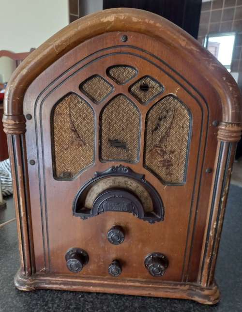 VINTAGE TABLE TOP RADIO