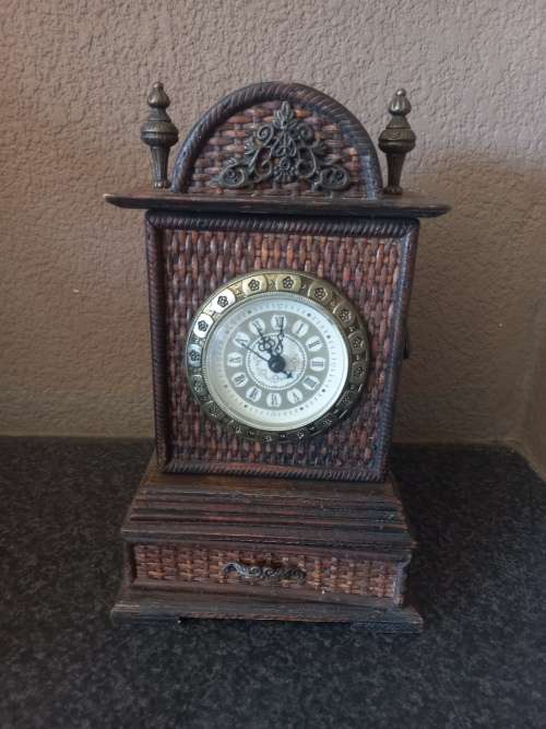 OLD WOODEN MANTEL CLOCK MADE OF WOOD