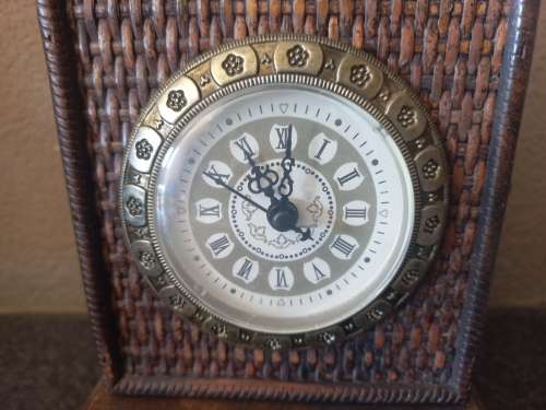 OLD WOODEN MANTEL CLOCK MADE OF WOOD