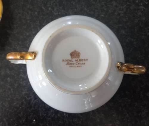 31 PIECE ROYAL ALBERT BONE  CHINA SET - MADE IN ENGLAND