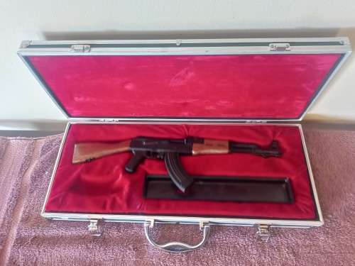 MINATURE IORN RIFEL AK 47 IN CARRY CASE