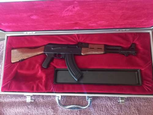 MINATURE IORN RIFEL AK 47 IN CARRY CASE