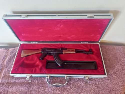 MINATURE IORN RIFEL AK 47 IN CARRY CASE