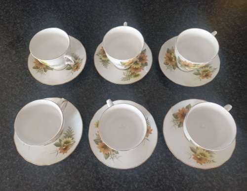 6X PIECE ROYAL VALE TEA SET IN VERY GOOD CONDIOTION - MADE IN ENGLAND