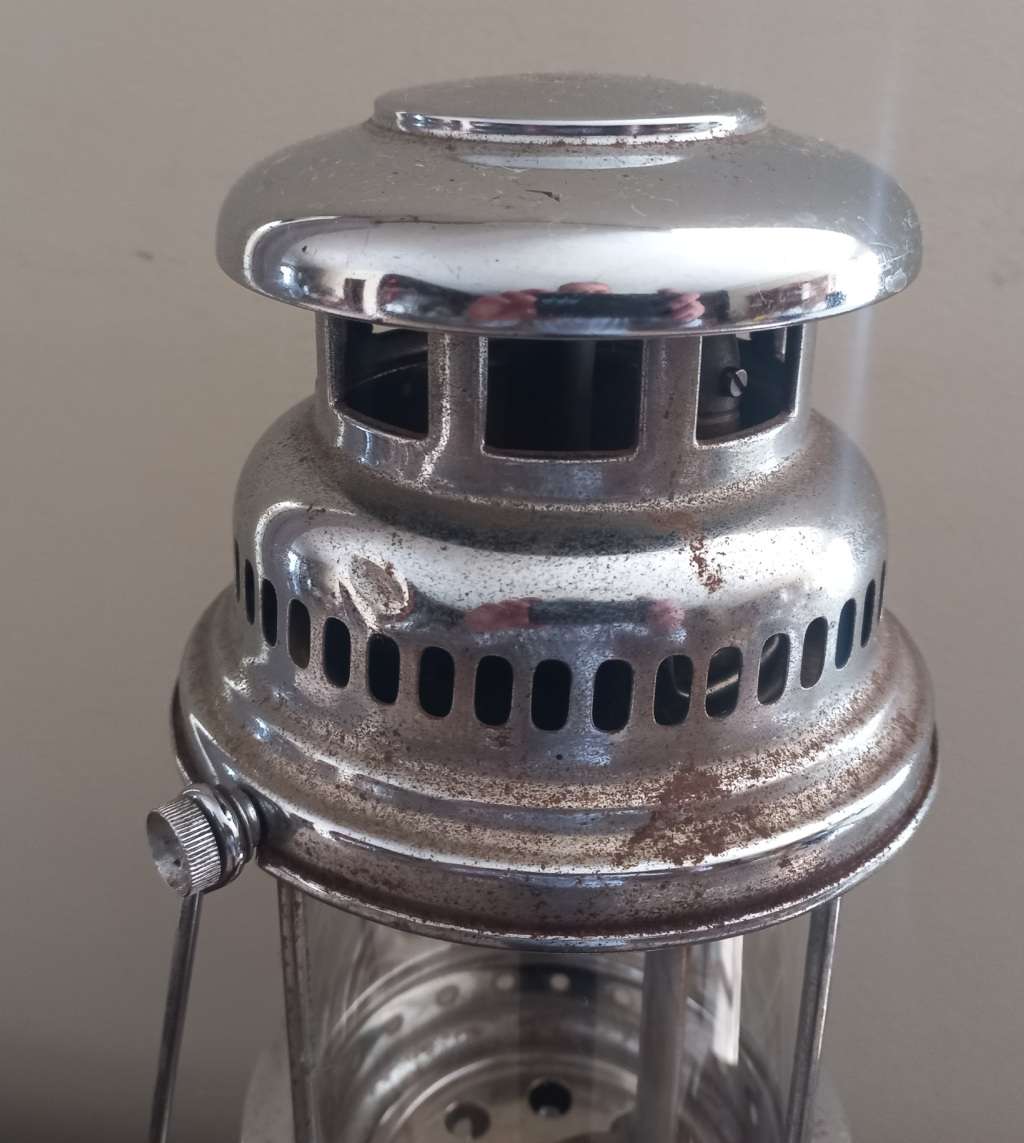 BUTTERFLY PARAFFIN LAMP IN GOOD CONDITION