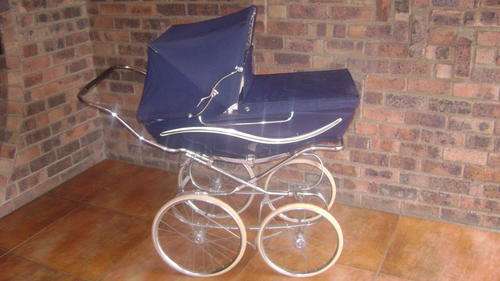 VERY LARGE VINTAGE  BABY PRAM -  WILSON PRAM - MADE IN ENGLAND