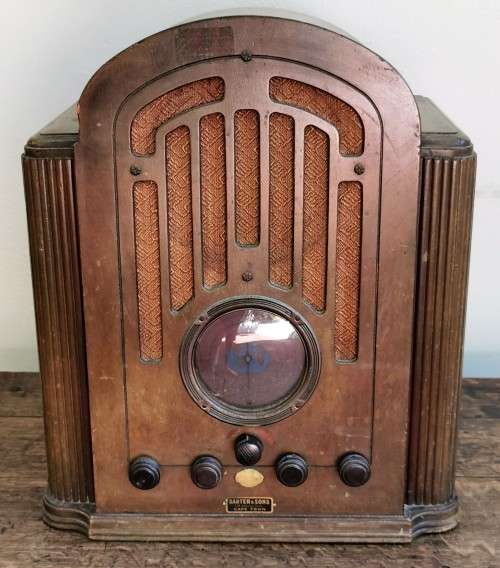 RCA MODEL 128 SHOULDERED TOMBSTONE RADIO  CIRCA 1934