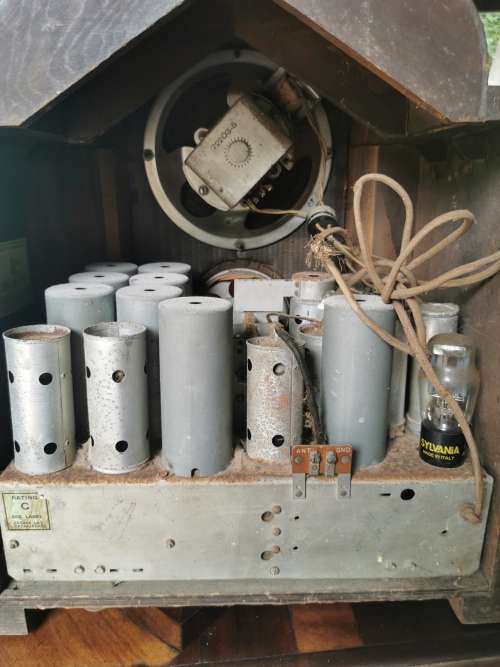 RCA MODEL 128 SHOULDERED TOMBSTONE RADIO  CIRCA 1934