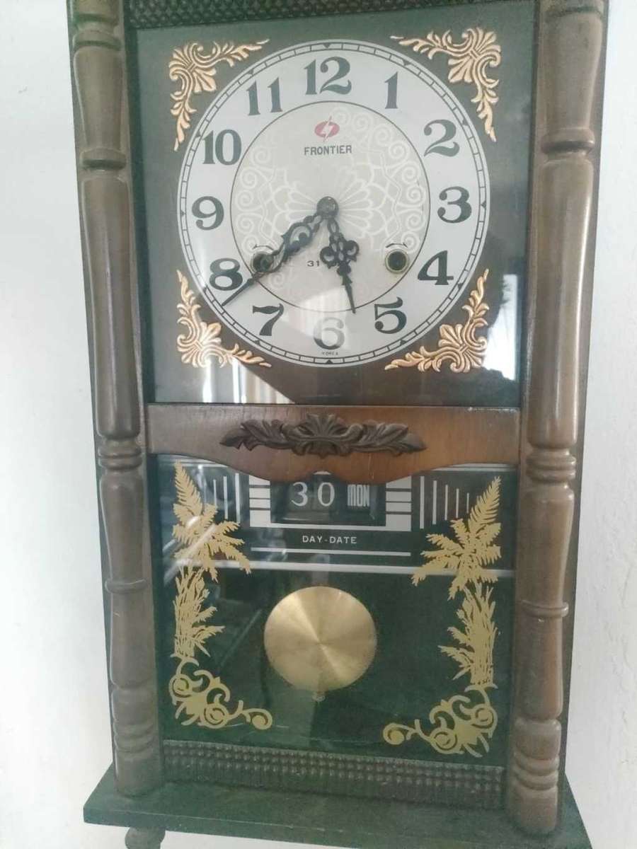 A MAGNIFICENT VINTAGE FRONTIER 31 DAY CHIMING PENDULUM WALL CLOCK WITH DATE AND DAY