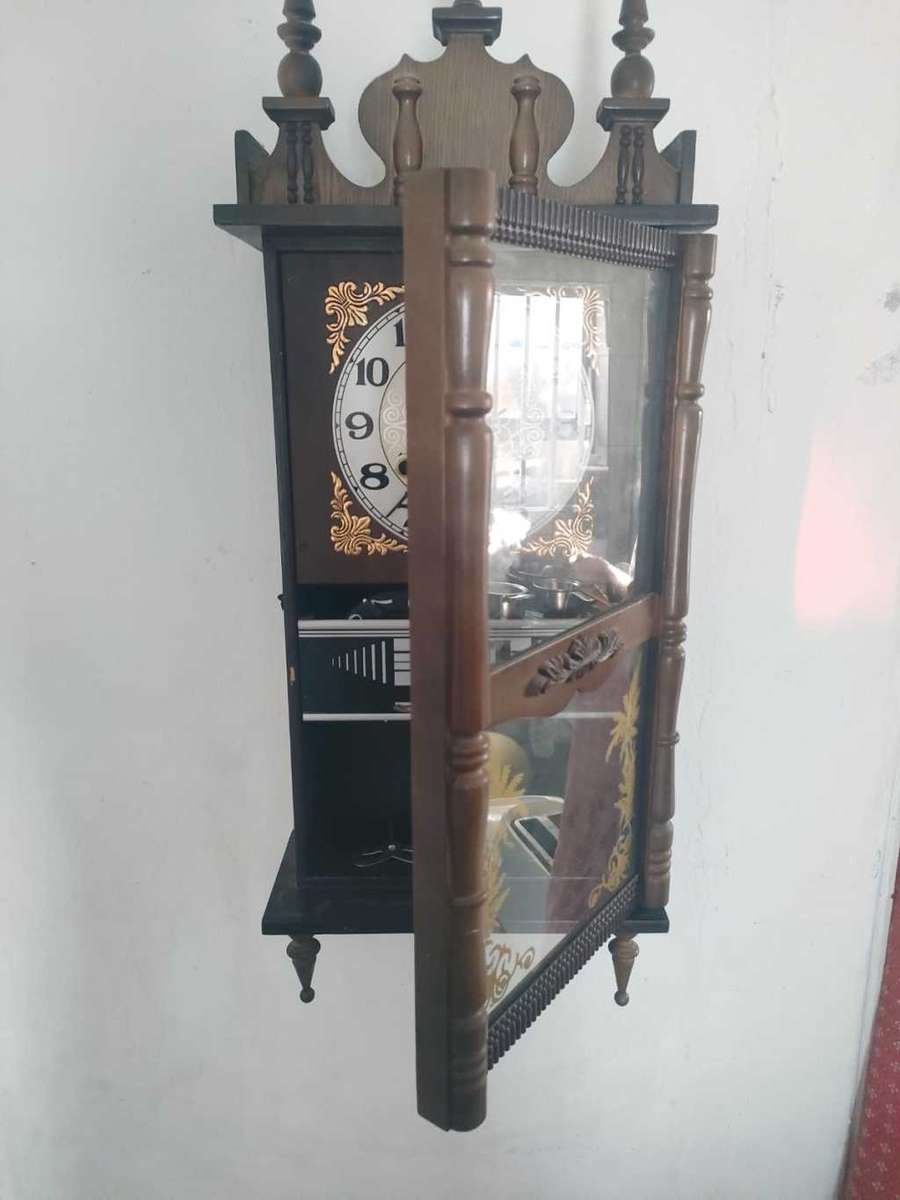 A MAGNIFICENT VINTAGE FRONTIER 31 DAY CHIMING PENDULUM WALL CLOCK WITH DATE AND DAY