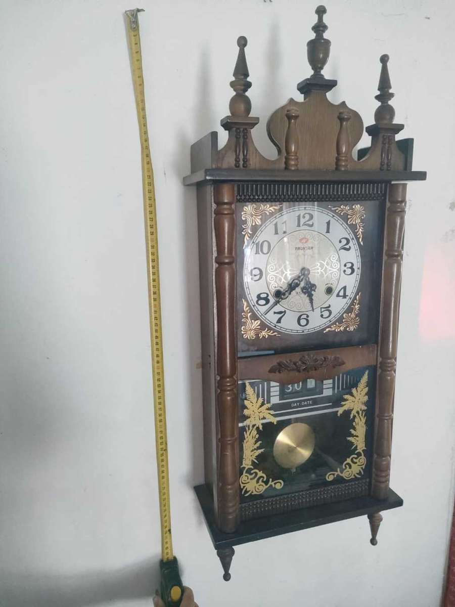 A MAGNIFICENT VINTAGE FRONTIER 31 DAY CHIMING PENDULUM WALL CLOCK WITH DATE AND DAY