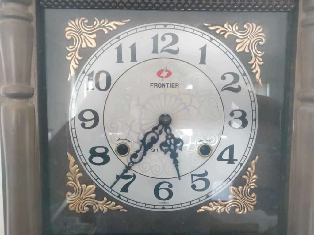 A MAGNIFICENT VINTAGE FRONTIER 31 DAY CHIMING PENDULUM WALL CLOCK WITH DATE AND DAY