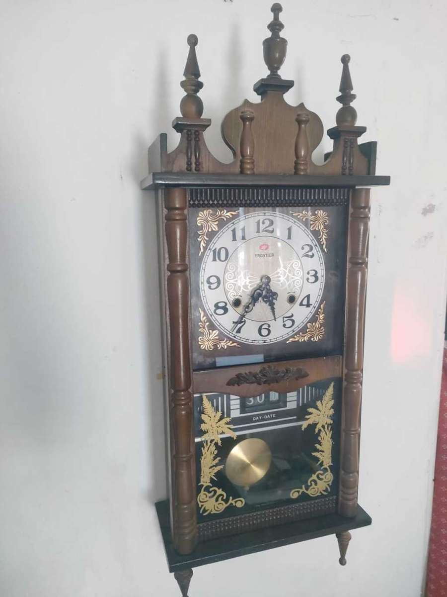 A MAGNIFICENT VINTAGE FRONTIER 31 DAY CHIMING PENDULUM WALL CLOCK WITH DATE AND DAY