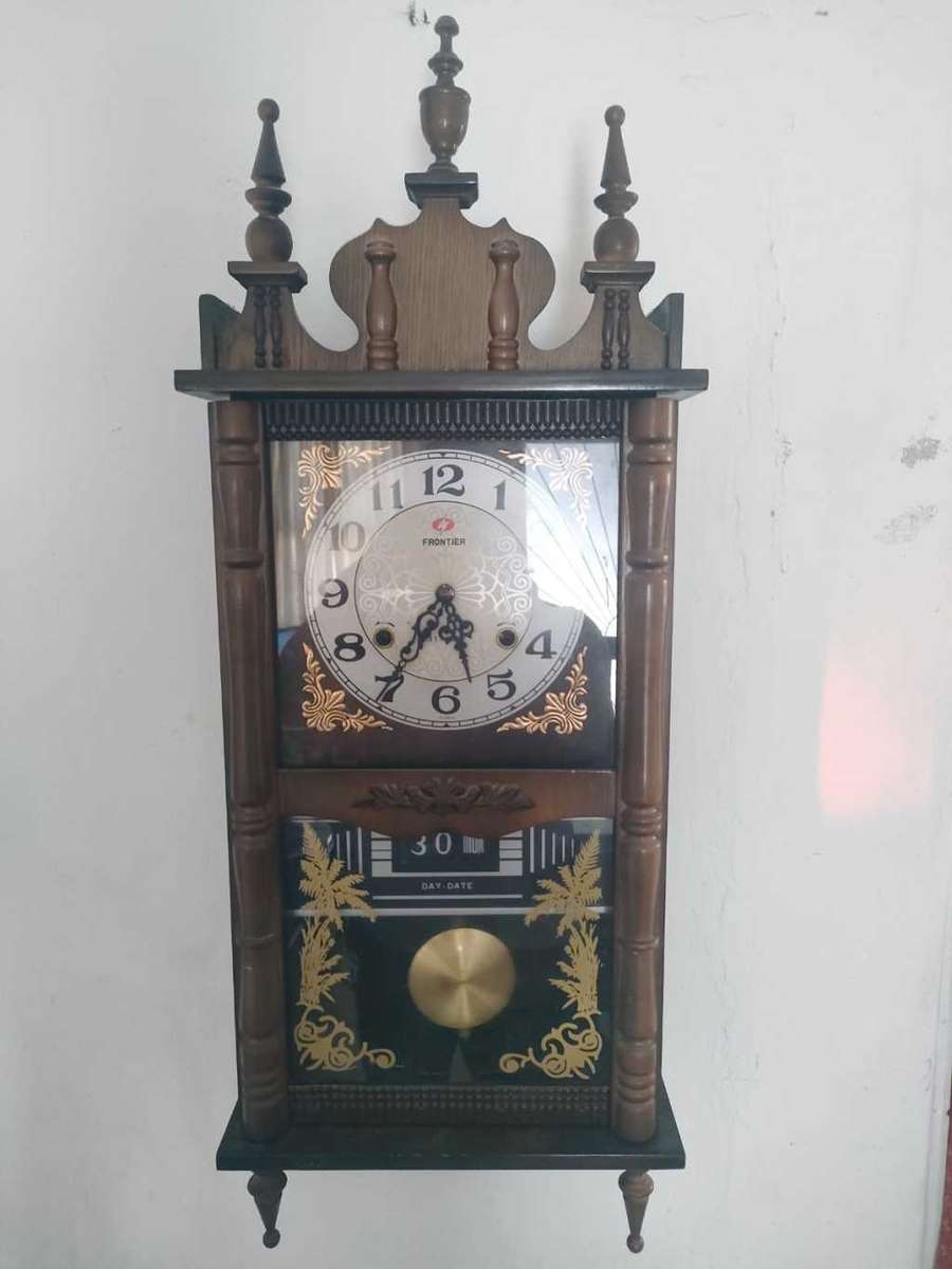 A MAGNIFICENT VINTAGE FRONTIER 31 DAY CHIMING PENDULUM WALL CLOCK WITH DATE AND DAY