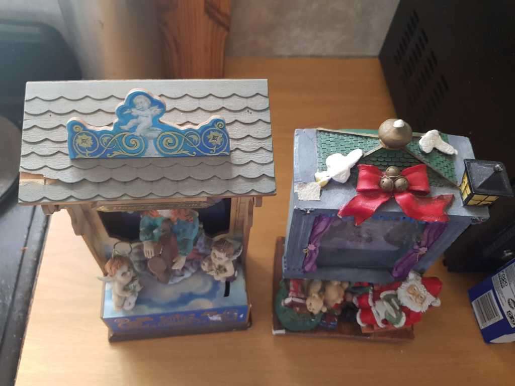 *** RARE FIND *** Wooden Christmas Music Hall Wind Up  Circa 1983 + Santa Music Box