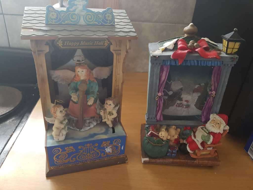 *** RARE FIND *** Wooden Christmas Music Hall Wind Up  Circa 1983 + Santa Music Box