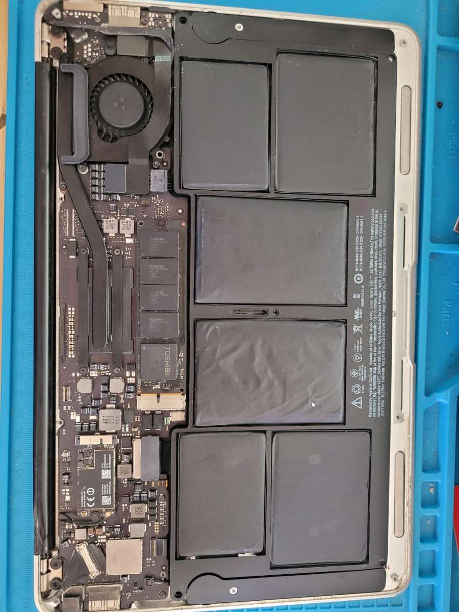 MacBook Air `Core i5` 1.3 11` (Mid-2013) | Charger | Box | Please read