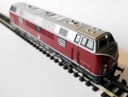 BR221 Diesel Locomotive, long haul, 4 axles, analogue, pre-owned, boxed, top condition N1510 Arnold